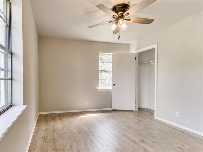 Building Photo - 502 N Oak St