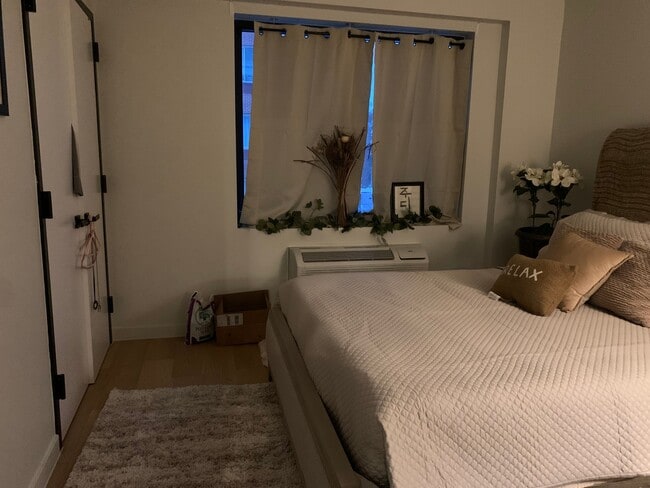 Building Photo - 116-17 Grosvenor Ln