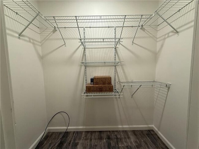 Building Photo - 570 Kendall Ave