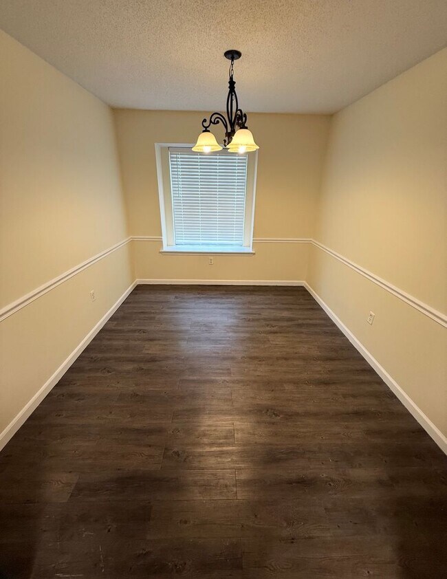 Building Photo - Beautifully updated 3-bedroom, 2.5-bathroom home