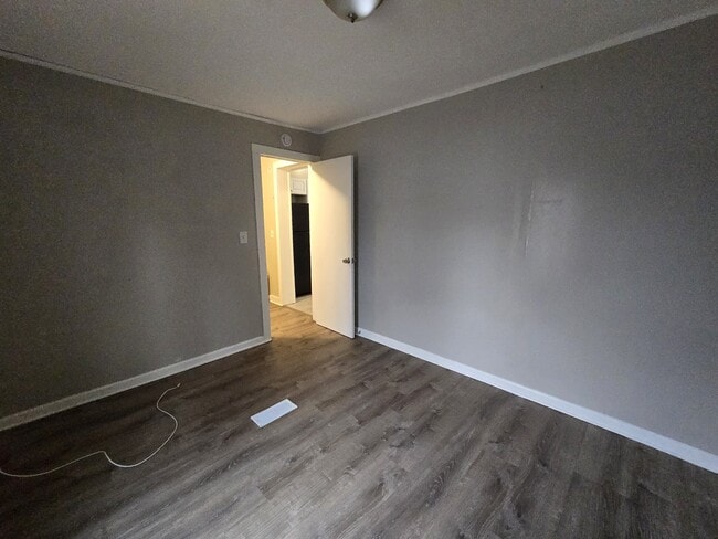 Building Photo - 214 Edwards St