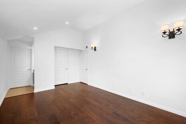 Building Photo - 355 N Maple St