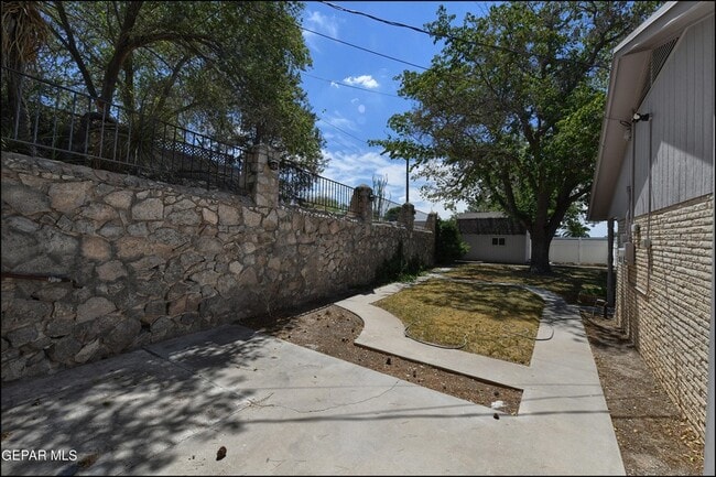 Building Photo - 424 Stonebluff Rd