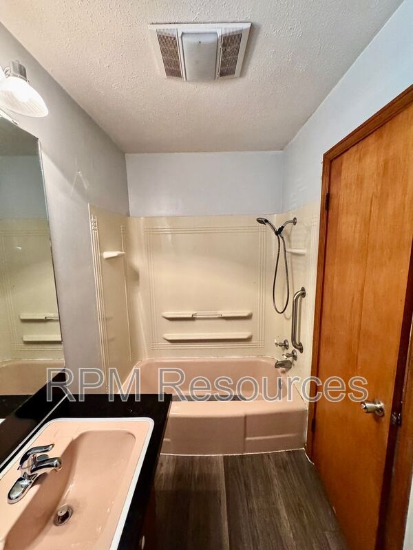 Building Photo - 1508 N Fordson Dr