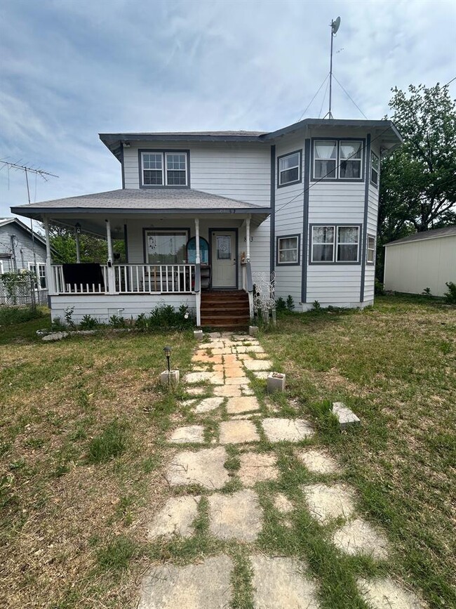 Building Photo - 803 N Hackberry St