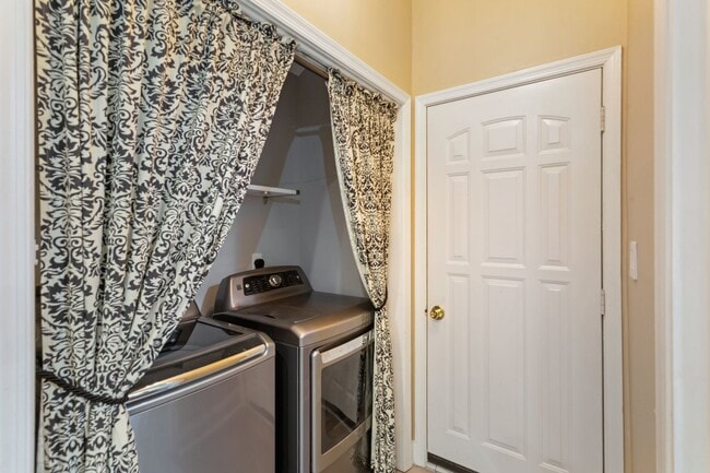 Building Photo - Spacious Kiln Creek Home with Smart Tech, ...