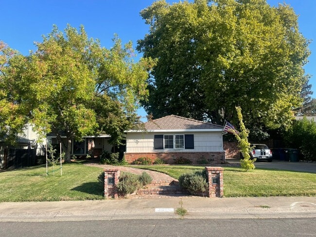 Building Photo - Charming 3 bedroom home in quiet neighborr...