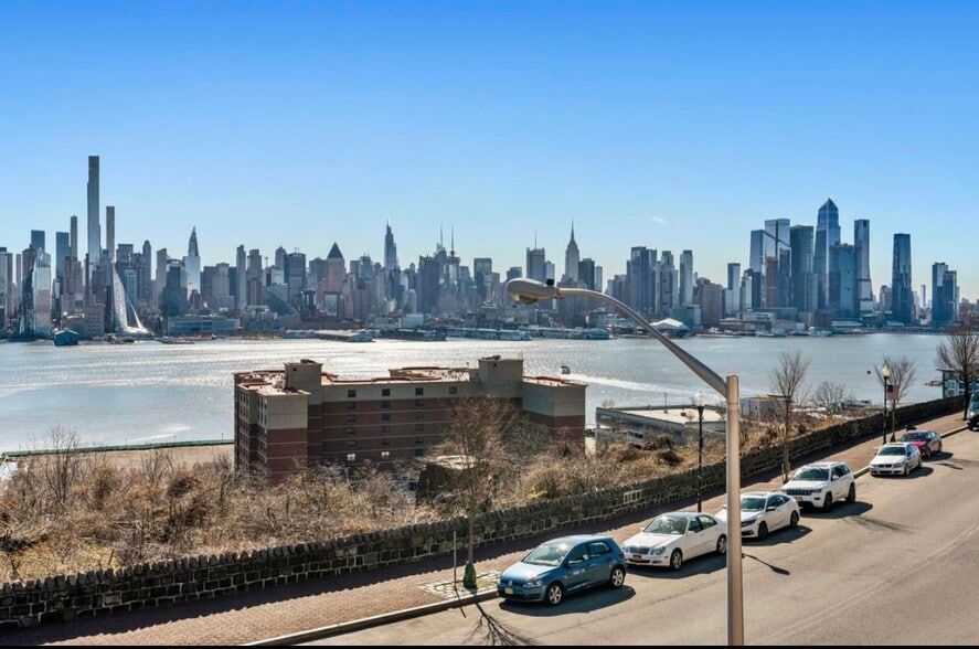 Building Photo - 5215 Boulevard E