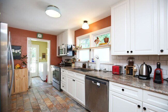 Building Photo - Adorable 3 bedroom ranch with fenced yard!