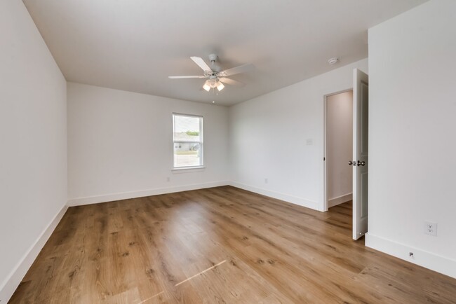 Building Photo - "Spacious 3-Bedroom Duplex with 2 Full Bat...