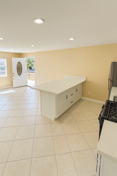 Building Photo - 1906 Stewart St