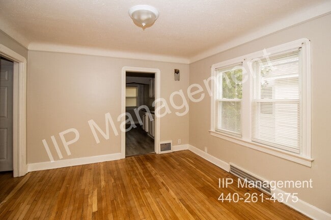 Building Photo - 340 E 197th St