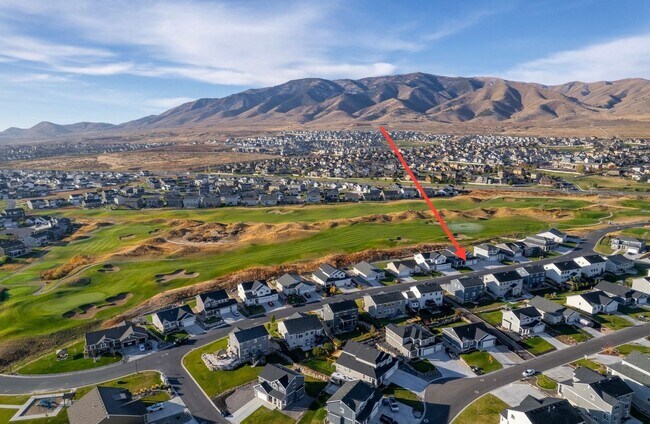 Building Photo - Stunning Home Right on the Golf Course!