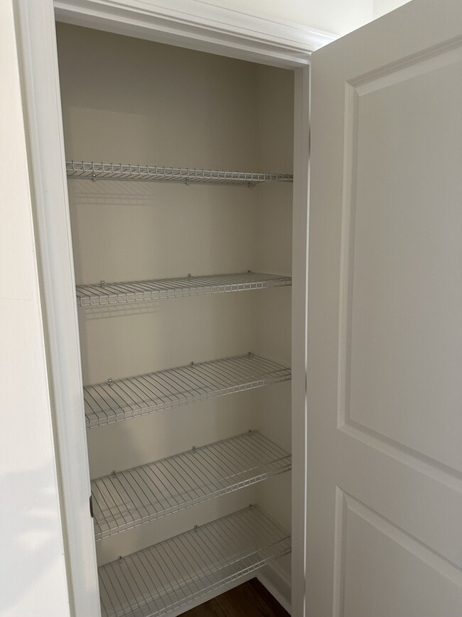 Building Photo - 1027 S Point Rd