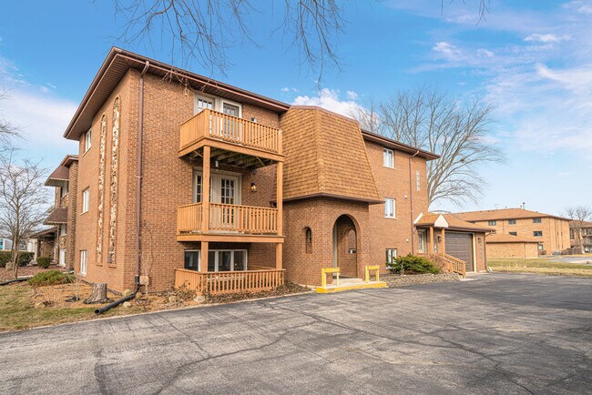 Building Photo - 11111 S Helena Dr