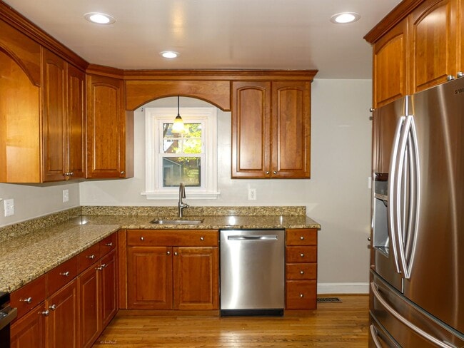 Building Photo - 903 Crestview Dr