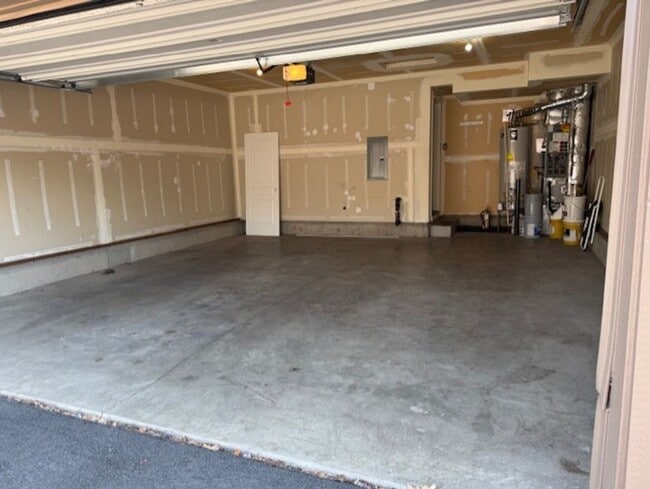 Building Photo - MOVE IN SPECIAL $500 OFF FIRST MONTH RENT ...