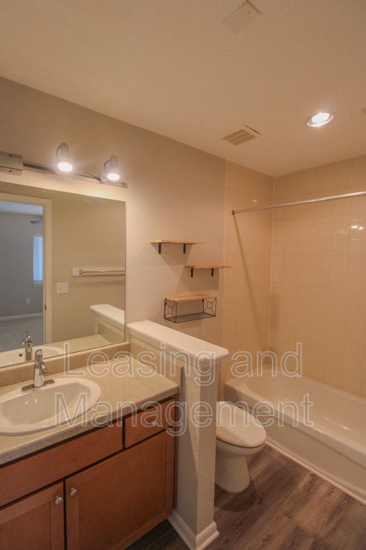 Building Photo - 271 Alexandra Dr