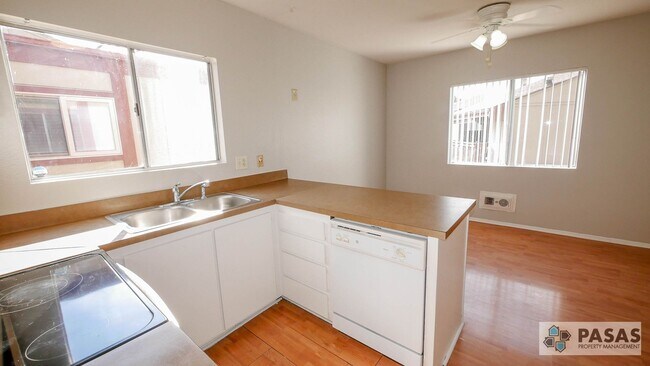 Building Photo - 2nd Floor 3 bed/2 bath Condo!