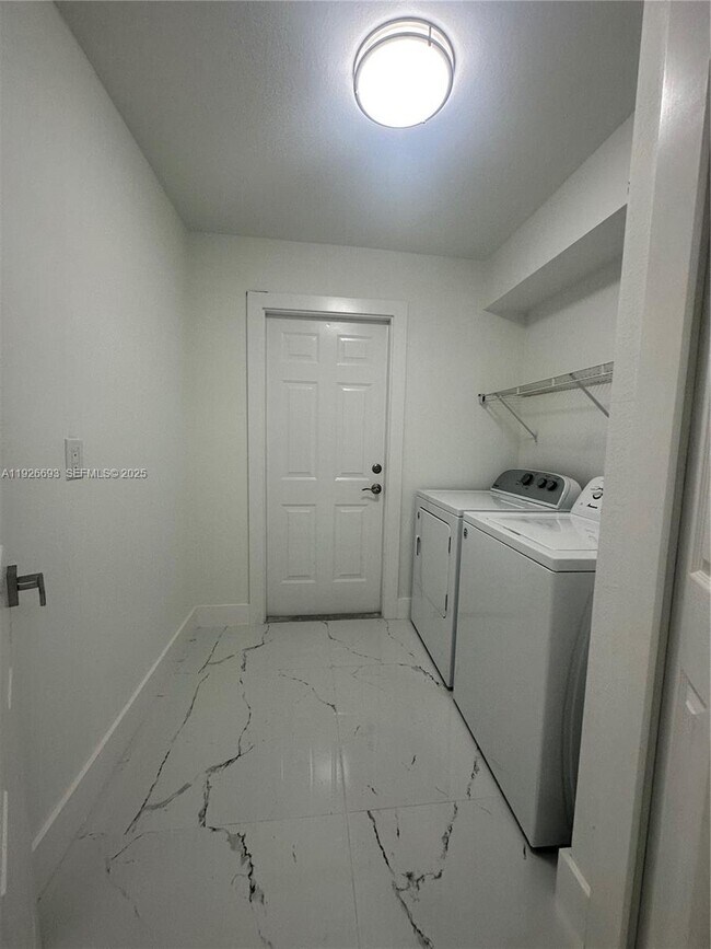 Building Photo - 1716 NE 6th Pl