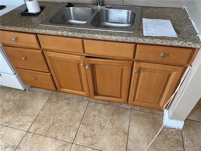 Building Photo - 305 N 10th St