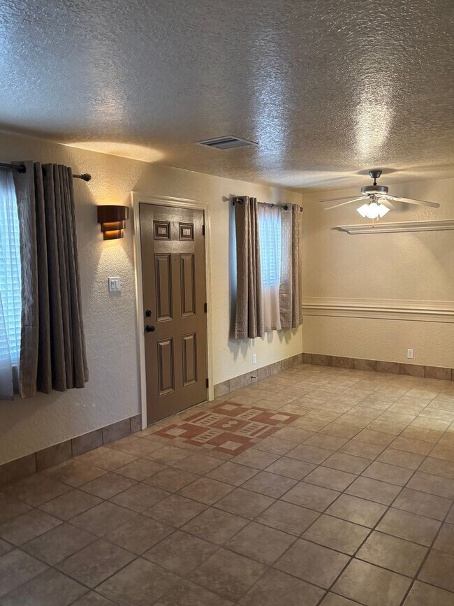 Building Photo - NEWLY REMODELED 1 BED 1 BATH