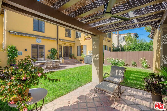 Building Photo - 500 N Las Palmas Ave
