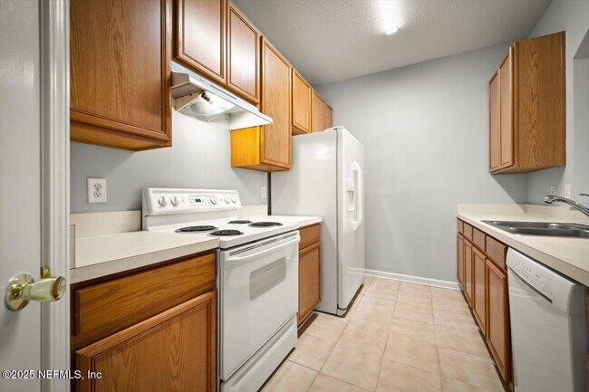 Building Photo - 7990 Baymeadows Cir E