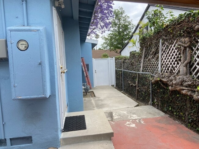 Building Photo - 2 Bedroom House for RENT with Garage and e...