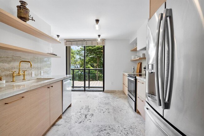 Building Photo - 2575 S Bayshore Dr