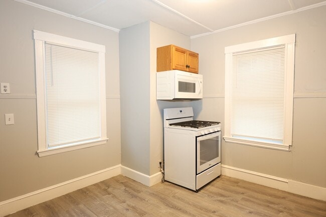 Building Photo - 23 Des Moines Rd