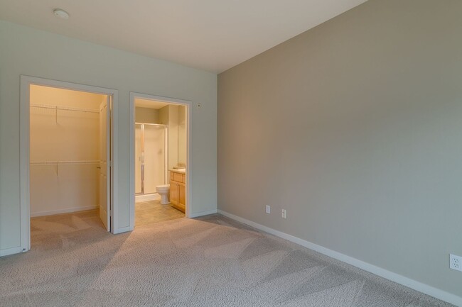 Building Photo - Spacious 2 bedroom Condo in Downtown Redmond