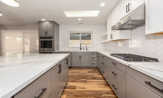 Building Photo - Large, Gorgeous Single Story Pool Home