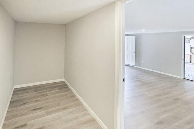 Building Photo - 1106-12th 1/2 12th 1/2 St N