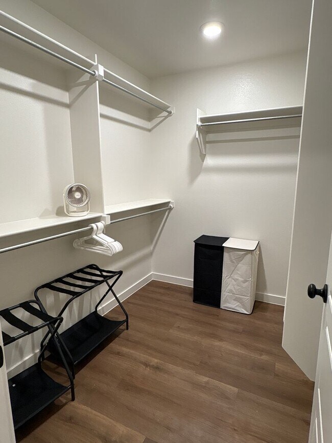 Building Photo - A Favorite in Willowbend!