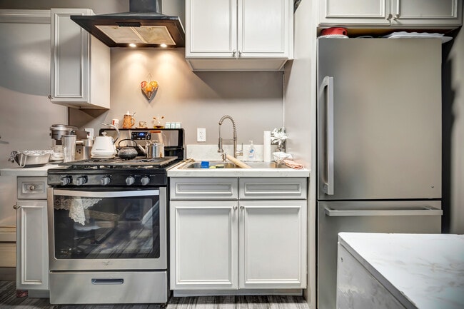 Building Photo - 6554 Greenbush Ave