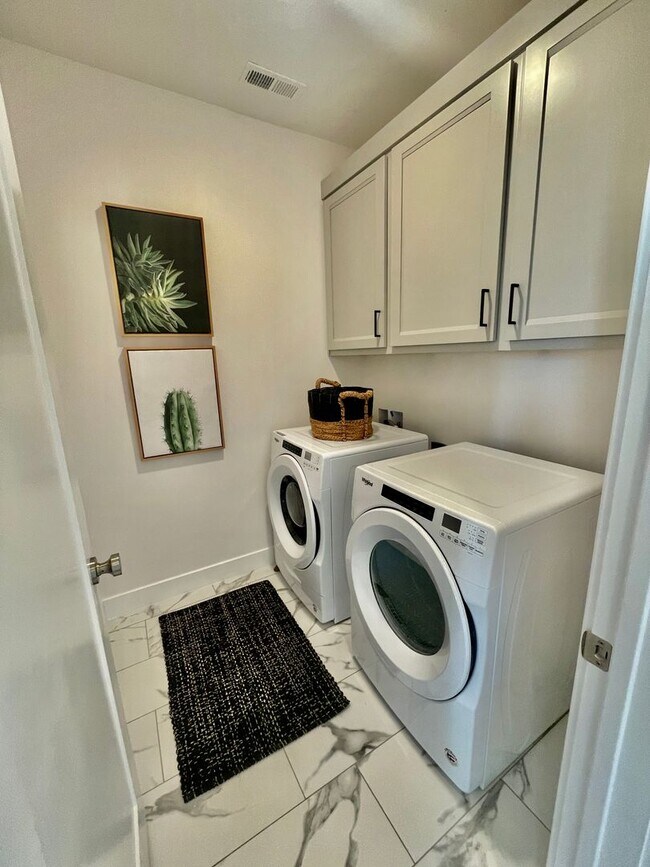 Building Photo - Beautiful Three Bedroom Townhome in Woodland Estates