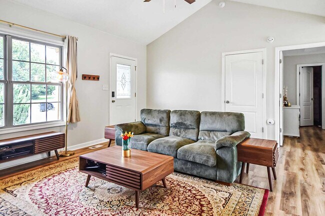 Building Photo - Pet Friendly Three Bedroom!
