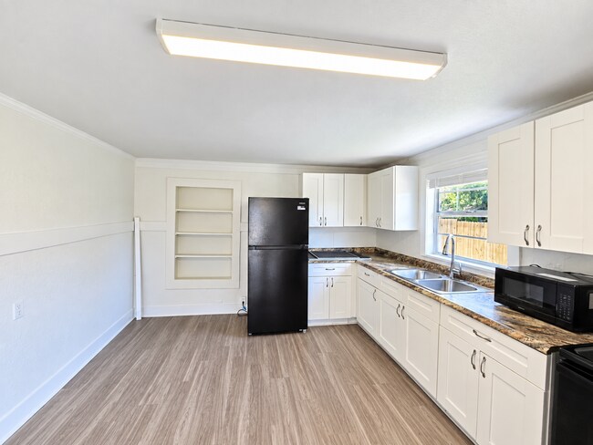 Building Photo - 2127 13th St W