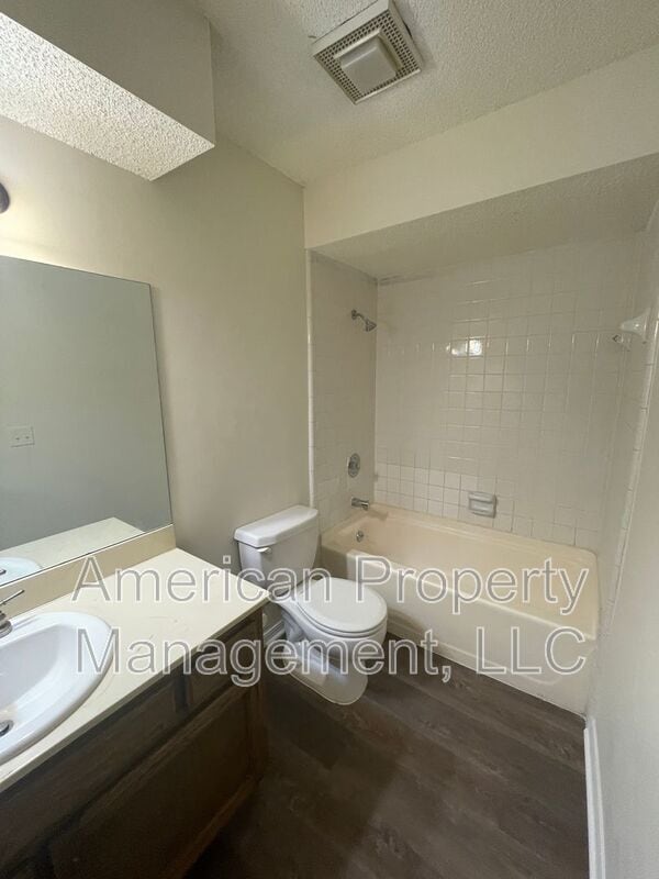 Building Photo - 4405 S Gum Ave