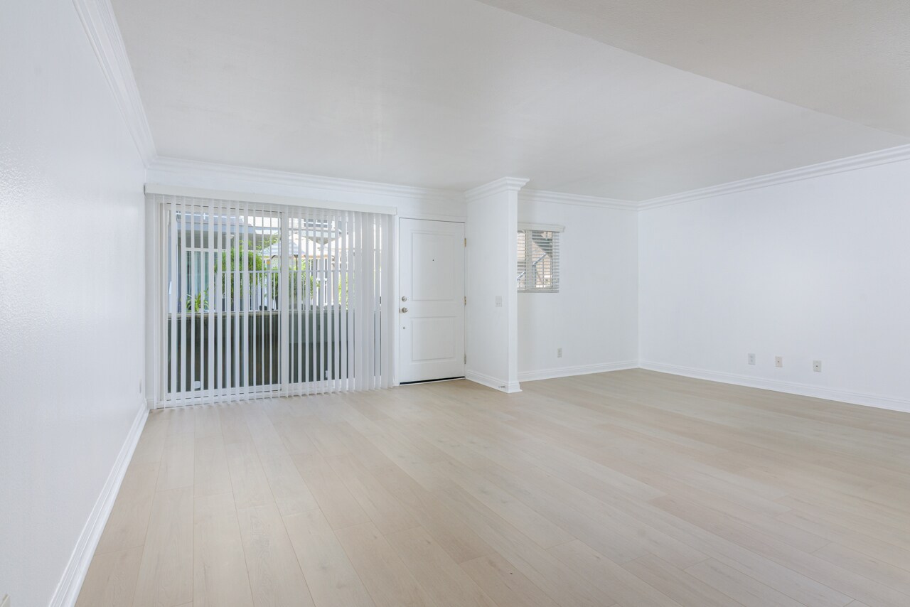 Building Photo - 355 N Maple St