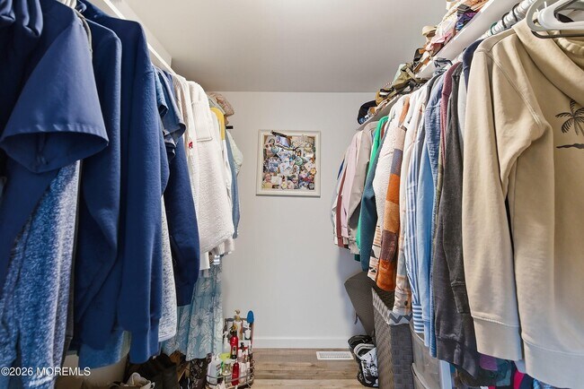 Building Photo - 616 Newport Ave