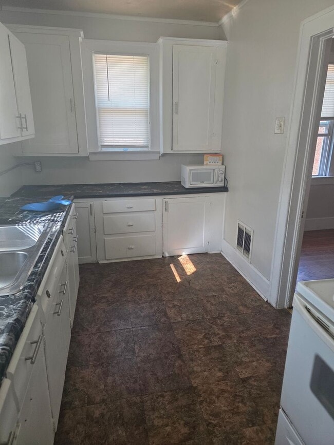 Building Photo - 2419 State St