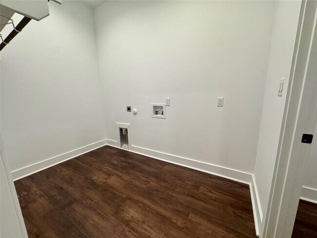 Building Photo - 1353 Red Town Rd