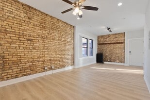 Building Photo - 7411 N Clark St
