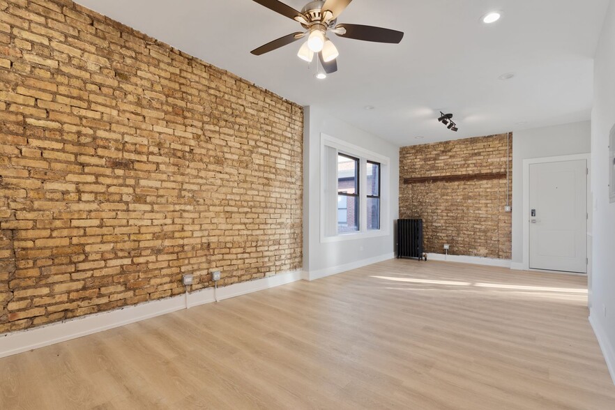 Primary Photo - 7411 N Clark St