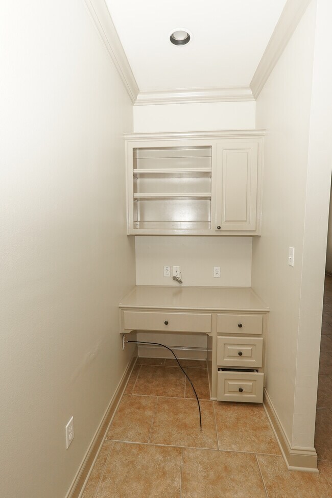 Building Photo - 9052 Winding Lake Ave