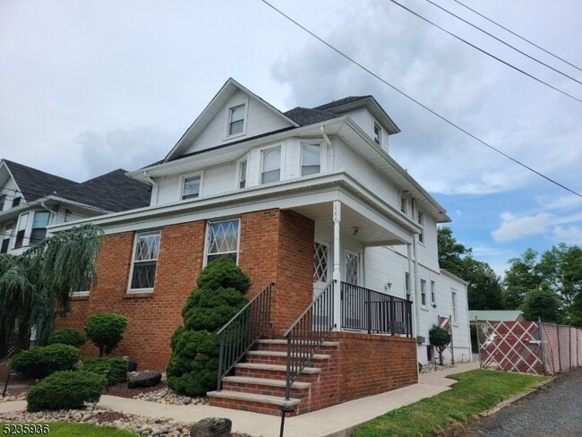 Primary Photo - 122 Somerset St