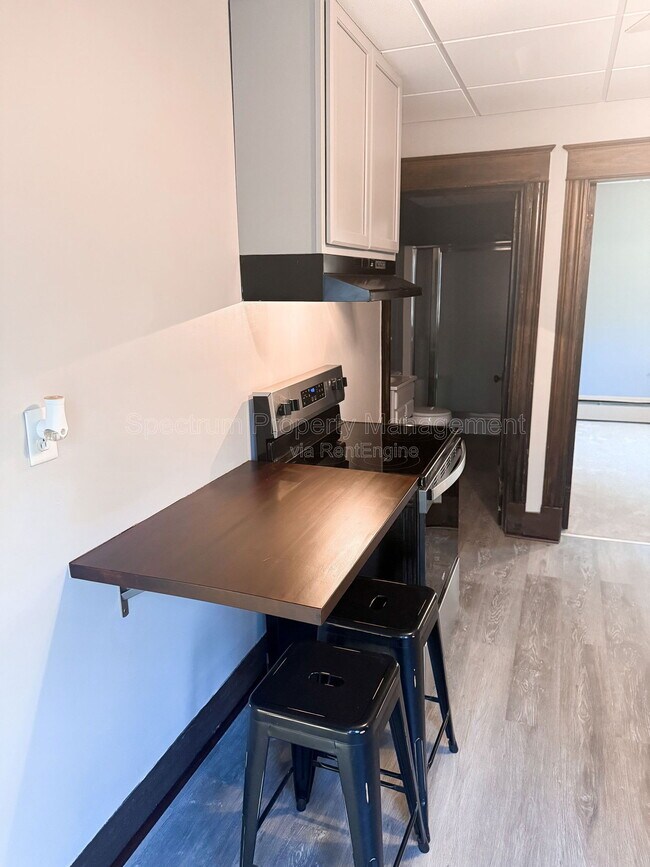 Building Photo - 584 Pleasant St