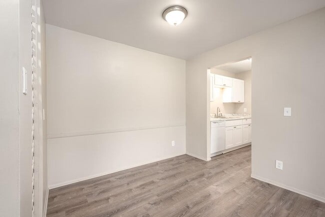 Building Photo - Everett Apartments - 119-07